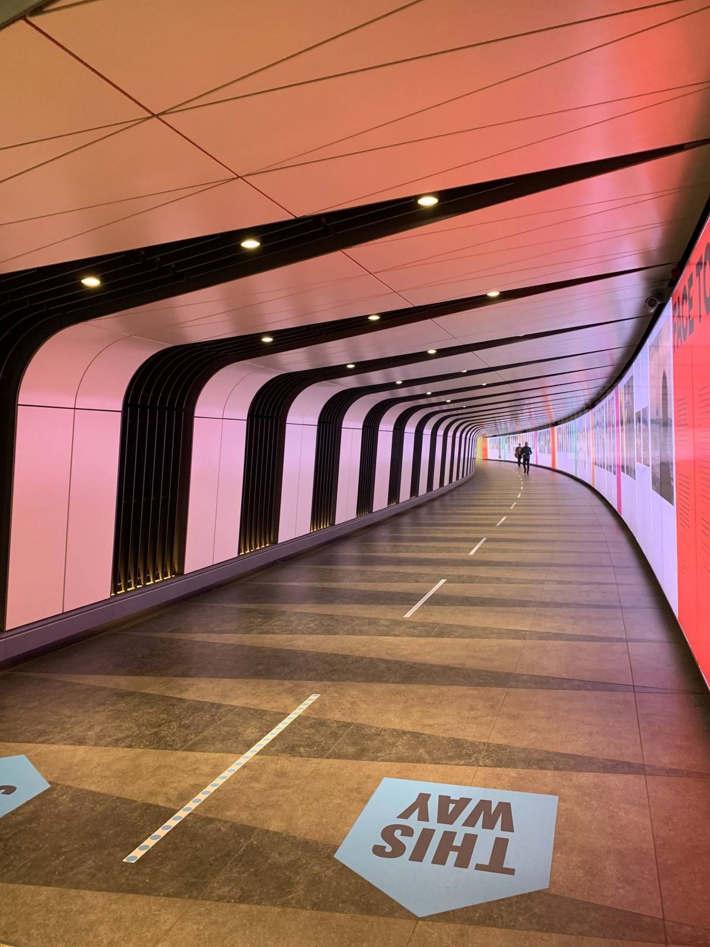 El largo pasadizo que une la salida del metro con las oficinas de Google es un camino imposible. Pero estos días lo complejo es toparse con algún transeúnte. (Foto: C. Maza)