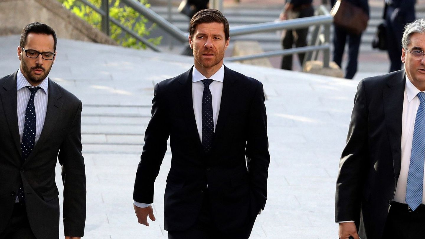 El exfutbolista español Xabi Alonso llega al juicio. (EFE)