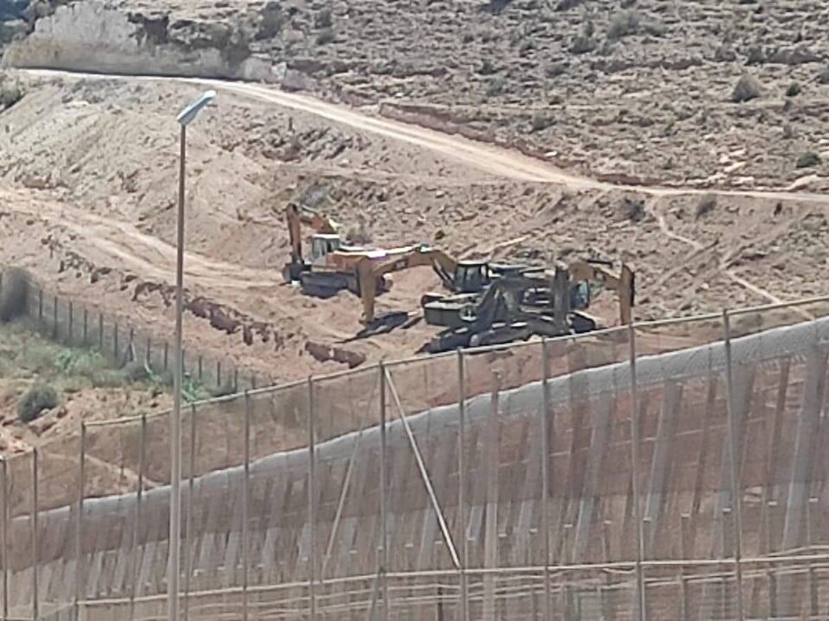 Foto: Obras en junio del lado marroquí de la valla para dificultar el acceso. (Foto cedida)