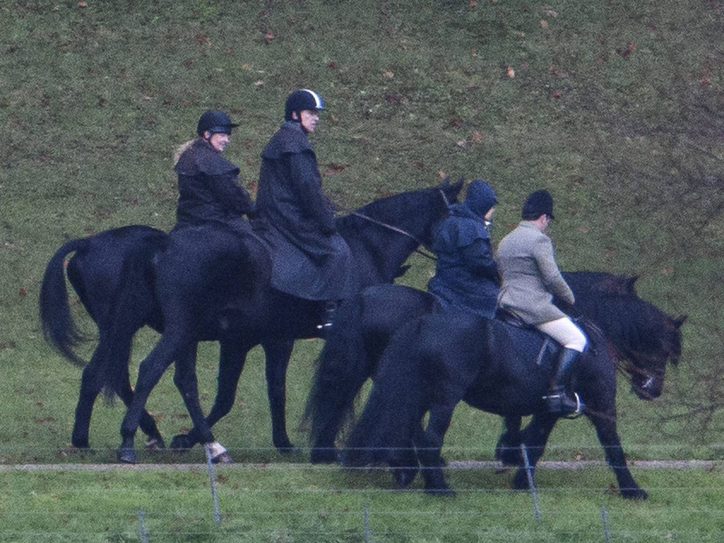 La reina Isabel, de paseo a caballo con el duque de York. (Cordon Press)