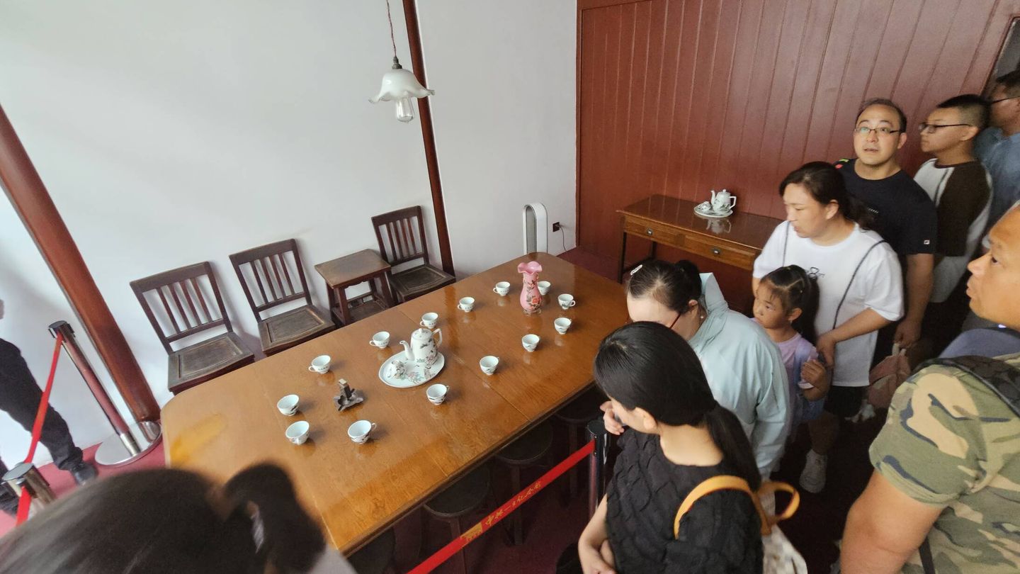 Mesa con las 14 tazas de los creadores del PCC. (J.B)