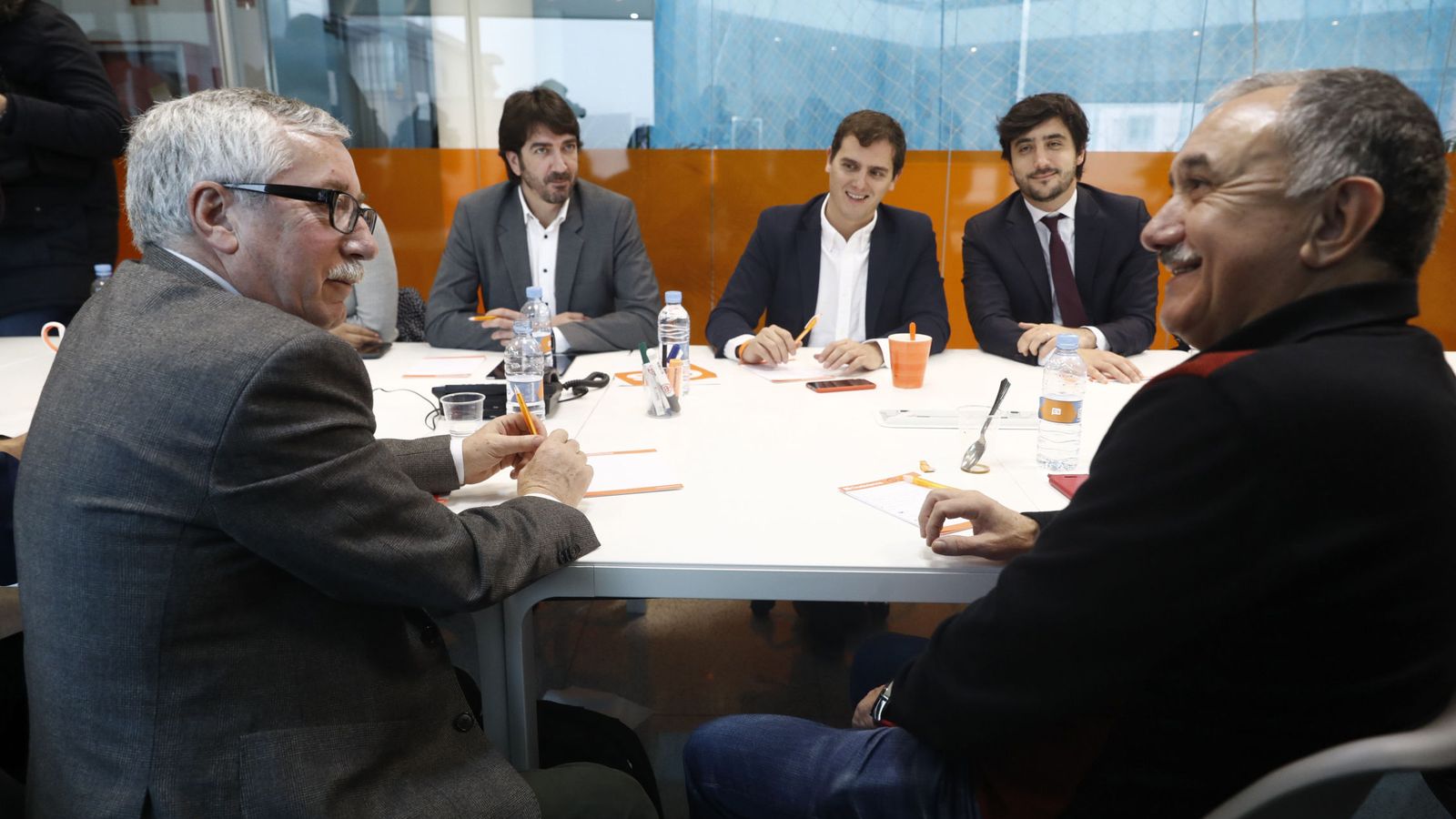 Foto: Albert Rivera (c), junto con los diputados Toni Roldán (2d) y Sergio del Campo (2i), durante la reunión con los representantes de CCOO y UGT, Ignacio Fernández Toxo (i) y José Álvarez. (EFE)