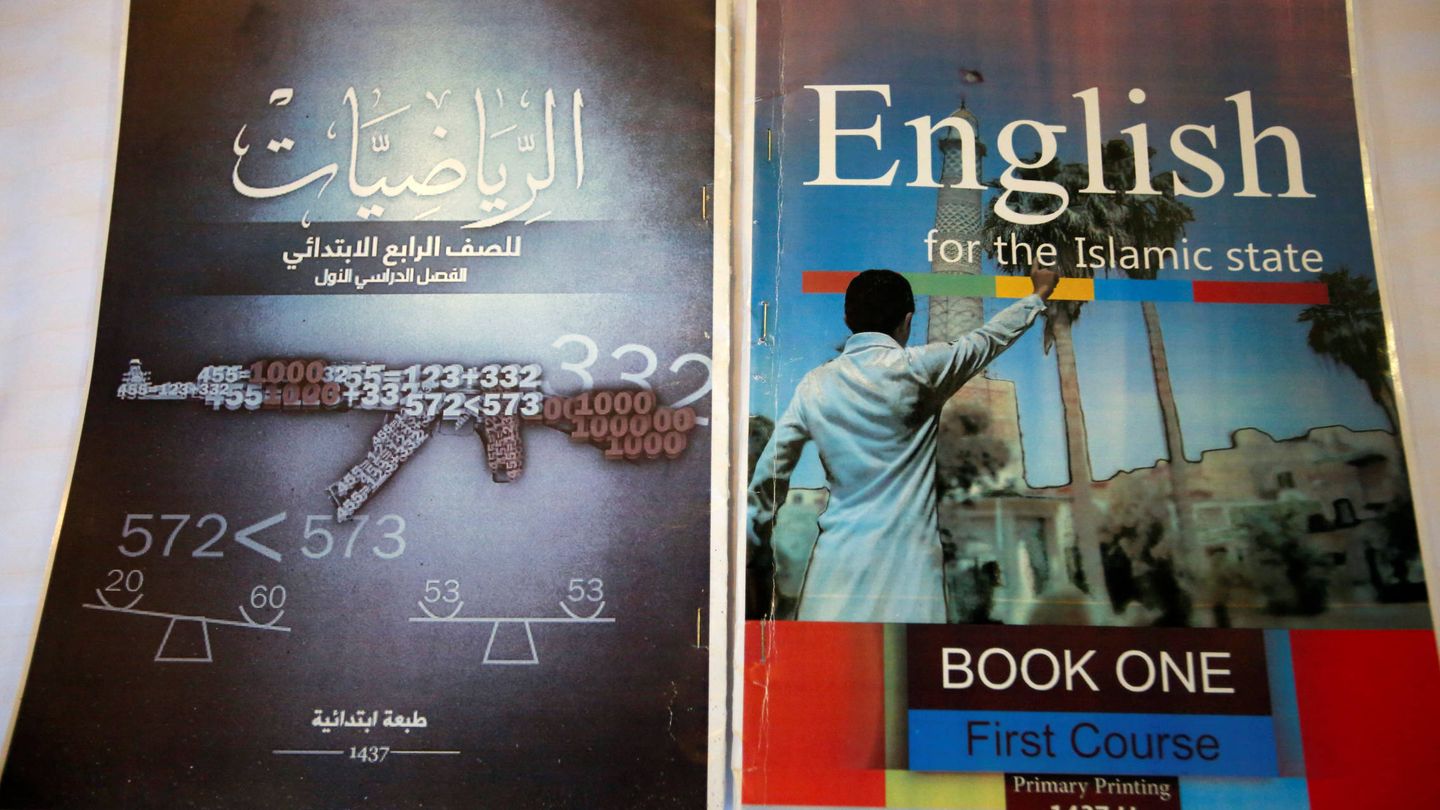 Un libro de matemáticas y otro de inglés encontrados en un centro de Daesh para niños combatientes, en Mosul, Irak. (Reuters)