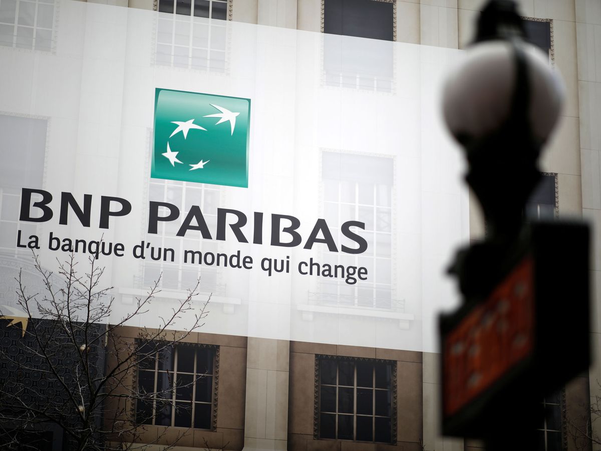 Foto: Logo de BNP Paribas en una fachada en París. (Reuters)