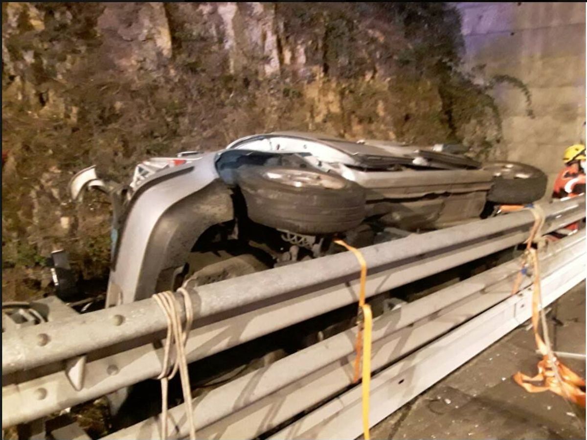Foto: Así quedó el coche tras despeñarse desde la vía. Foto: Bombeiros Deputación Ourense