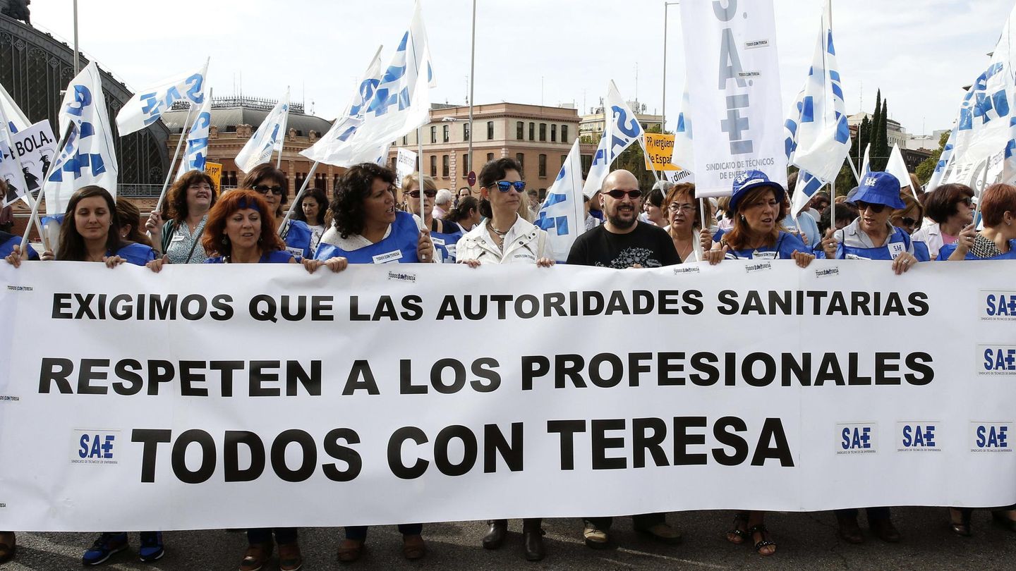 Manifestación de la 'Marea blanca' pidiendo la dimisión de Mato y Rodríguez. (Efe)