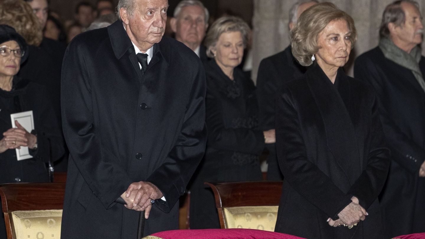 Los Reyes eméritos, en el funeral de la infanta Pilar. (EFE)