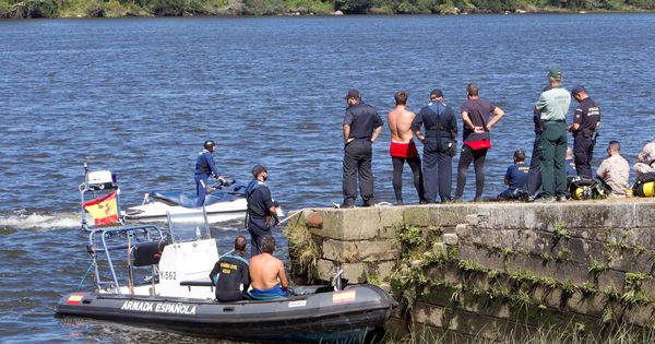 Foto: Los servicios de emergencia retomaron este lunes la búsqueda de un deportista que desapareció en aguas del río Miño durante una prueba de triatlón . (Efe)