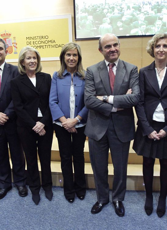 De Guindos, junto a Ana María Martínez-Pina, propuesta para ocupar la vicepresidencia de la CNMV. (EFE)