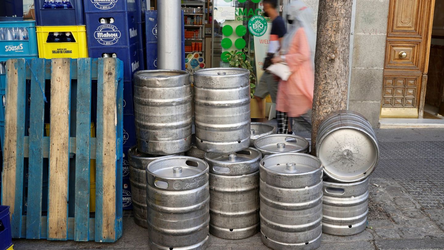 Barriles y botellines de cerveza amontonados en una acera en Madrid. (EFE/J. J. Guillén)