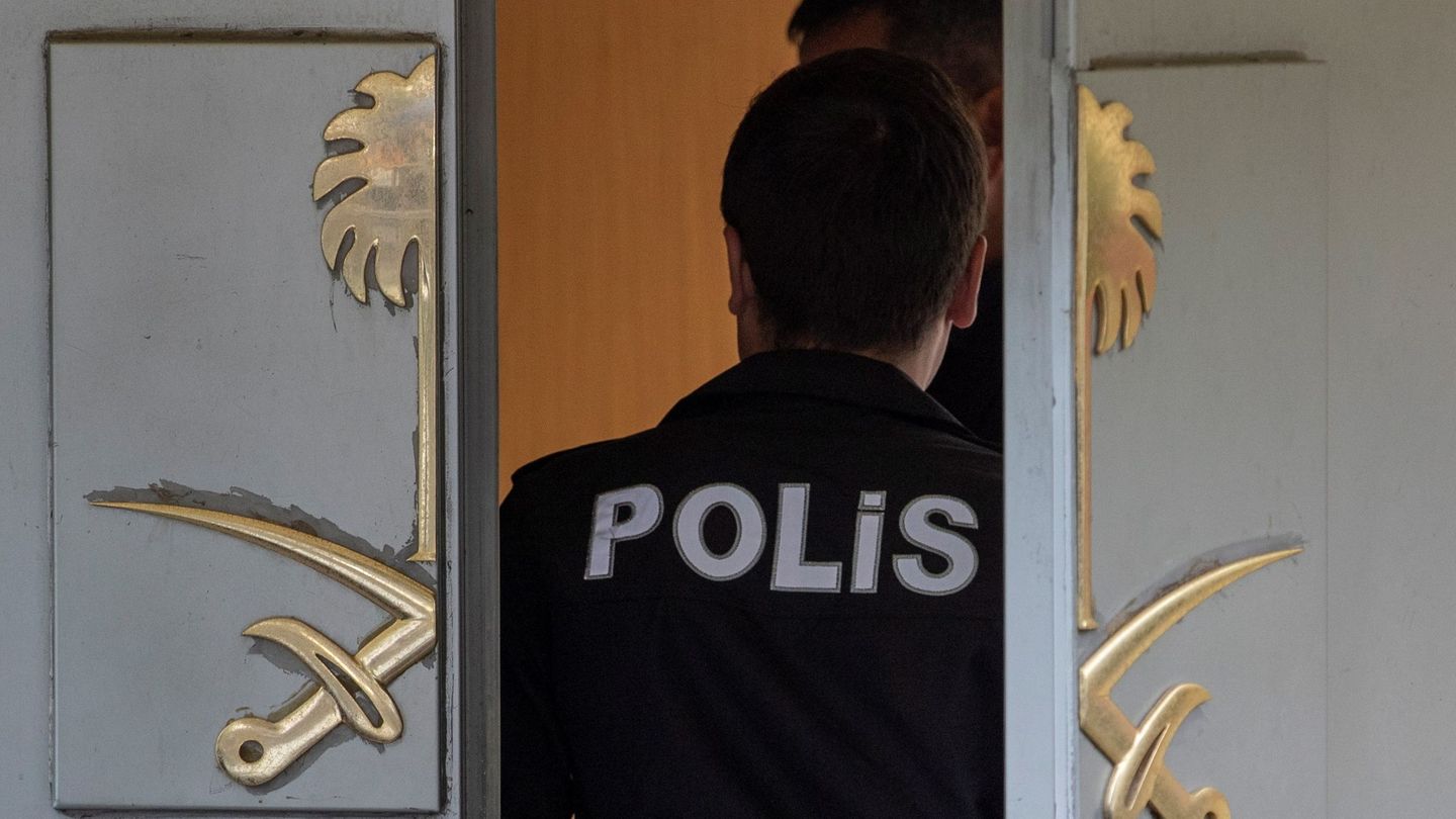 Un policía turco entra en el consulado de Arabia Saudí en Estambul. (EFE)