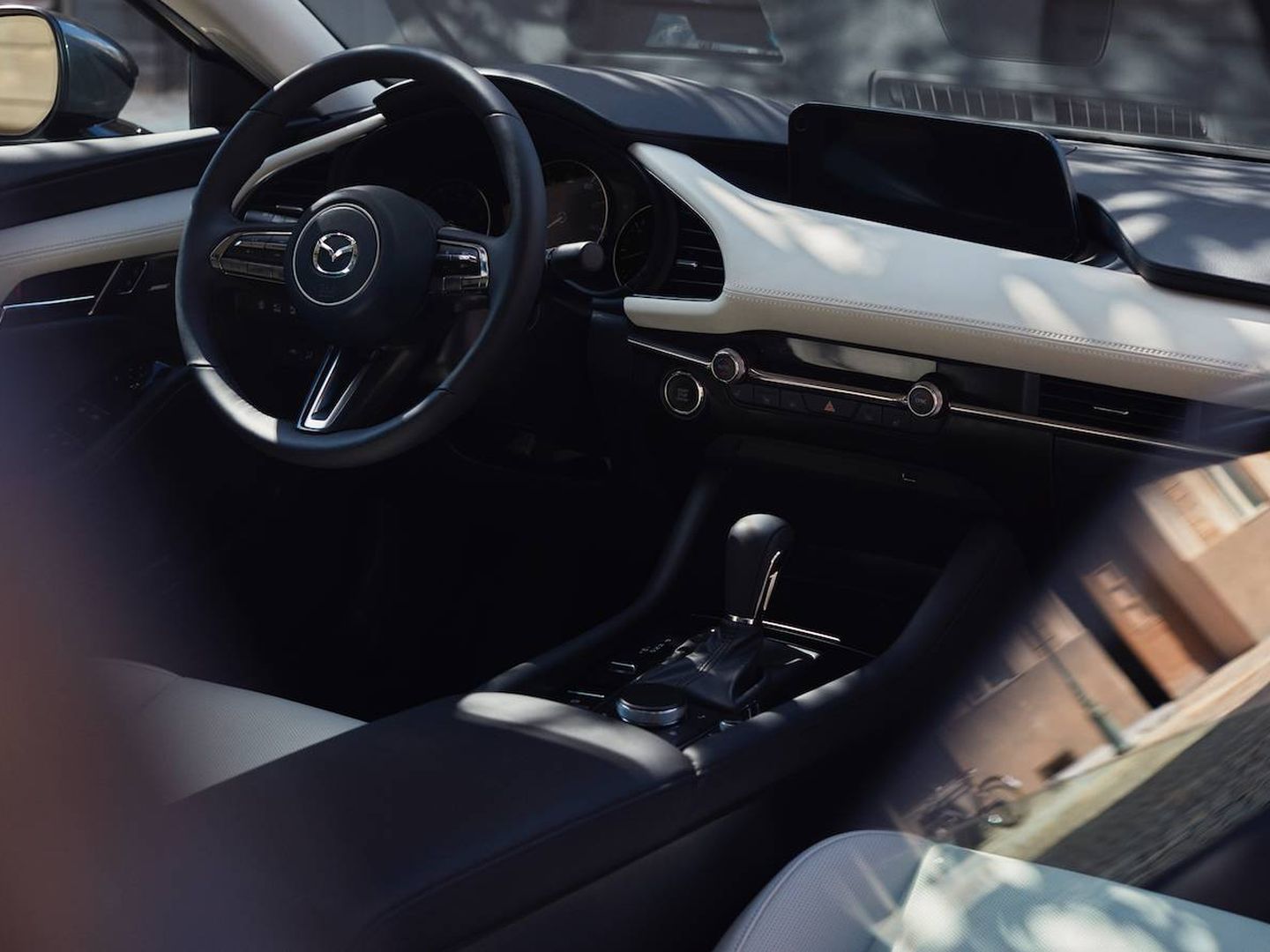 A pesar de ser híbrido, el Mazda3 cuenta con cambio de marchas manual o automático.