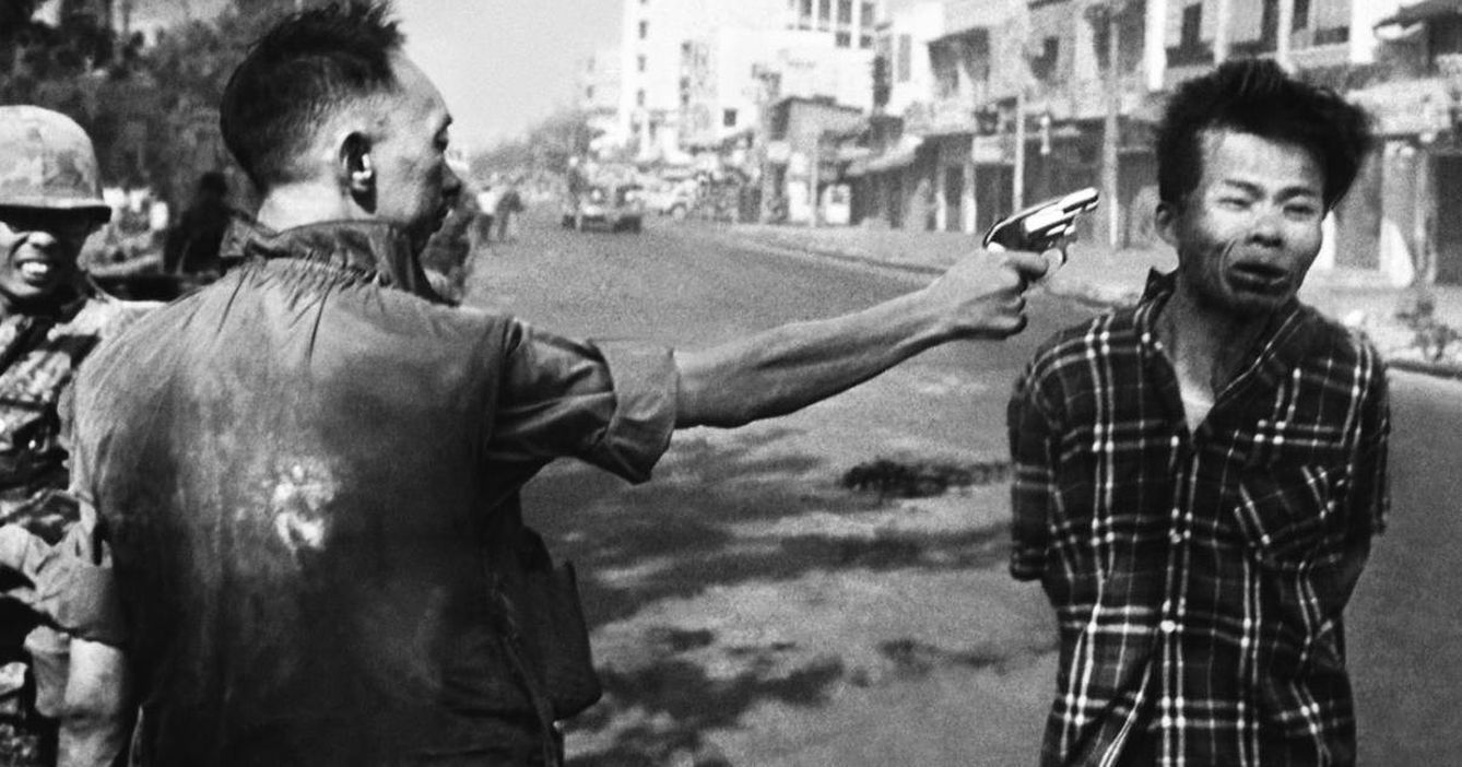 Nguyen Ngoc Loan, el jefe de la policía nacional de Vietnam del Sur, ejecuta a un luchador de Vietcong, Nguyen Van Lem, en Saigón el 1 de febrero de 1968. (Eddie Adams / Crítica)