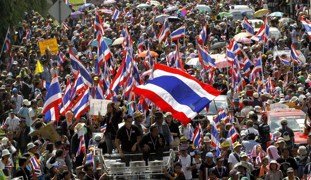 Miles de manifestantes participan en una marcha antigubernamental en la calle principal de Bangkok.