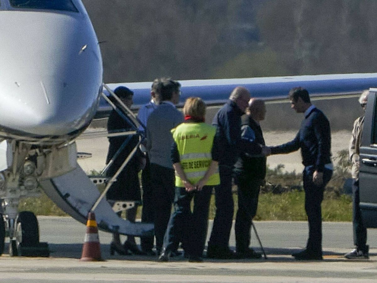 Foto: El rey Juan Carlos, aterrizando en Vitoria. (L. Rico)