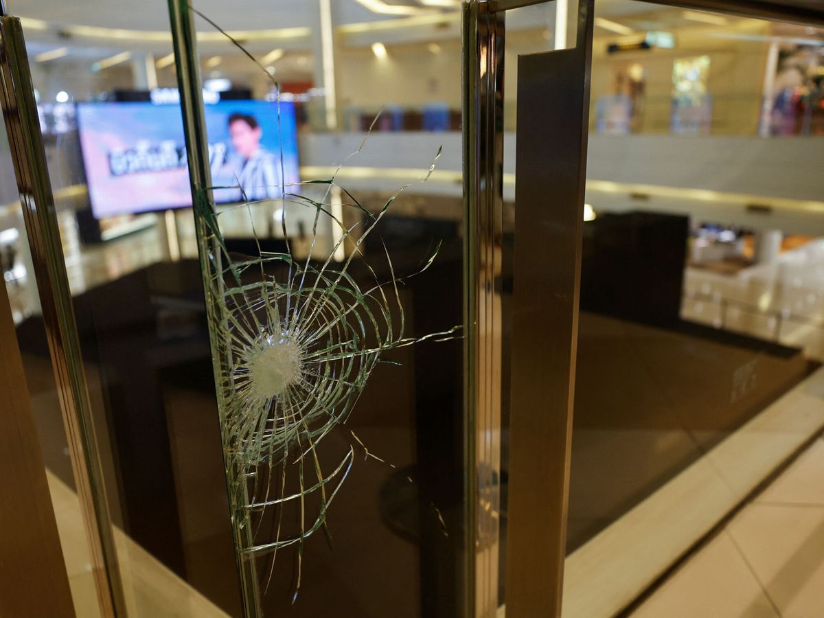 Foto: Un cristal roto por un disparo en el centro comercial Siam Paragon. (Reuters/Jorge Silva)