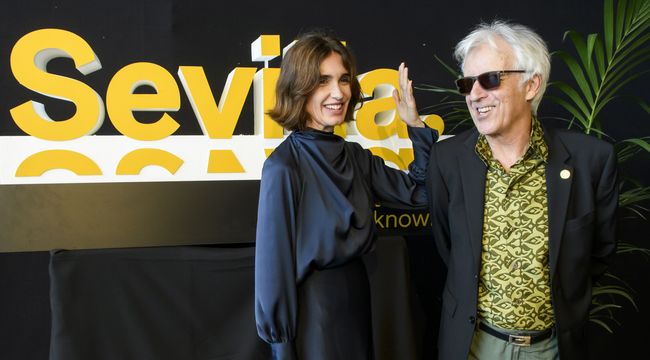 Paz Vega y Kiko Veneno, a su llegada al acto de entrega de las Medallas de la Ciudad de Sevilla 2023. (EFE/Raúl Caro) 