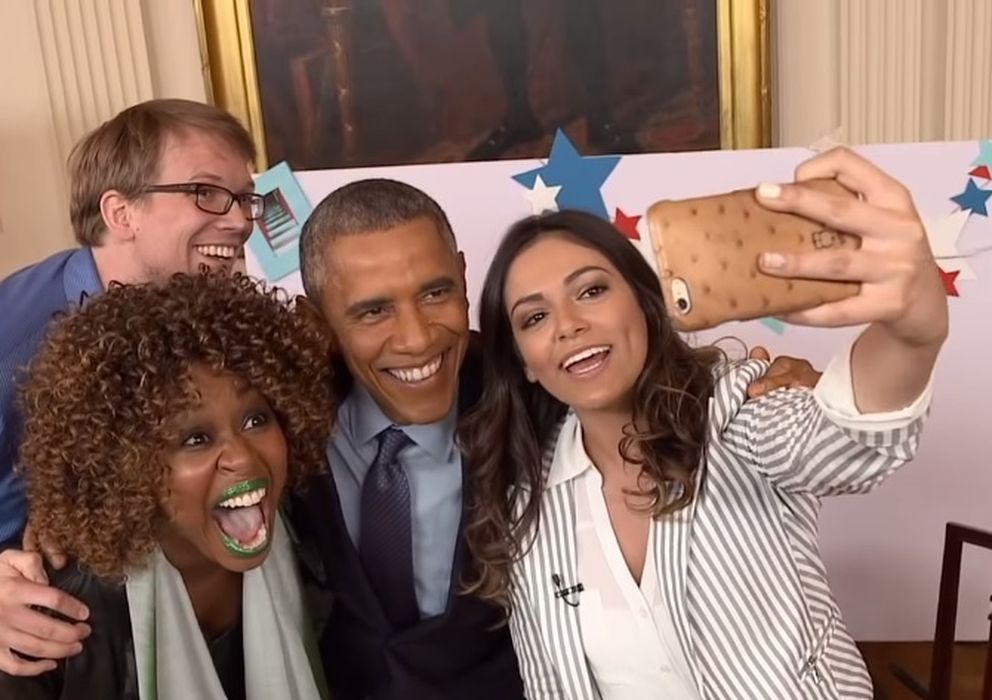 Foto: Obama se hace un selfie con los tres "youtubers" que le entrevistaron (youtube)