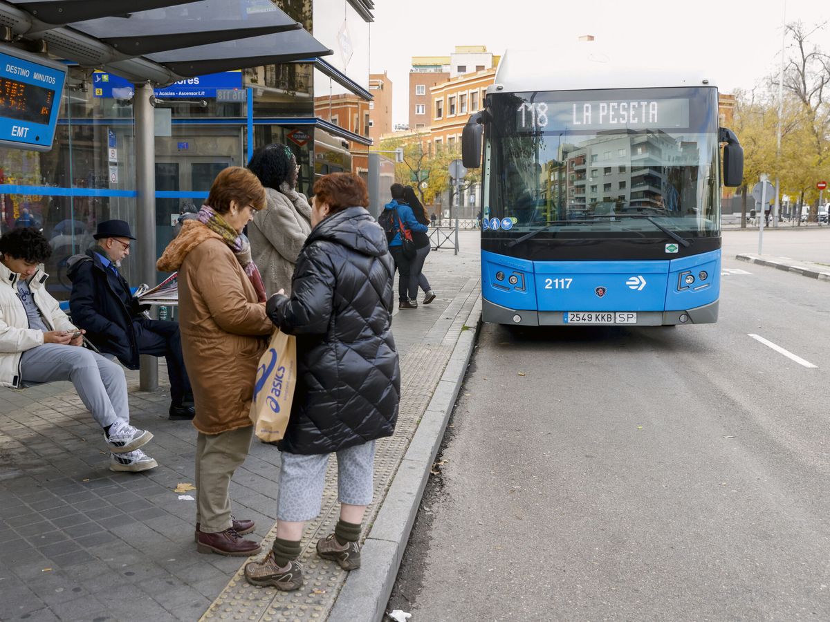 Foto: La Tarjeta Azul permite utilizar de manera ilimitada los autobuses de la Empresa Municipal de Transportes (EMT). (EFE/Aitor Martín)