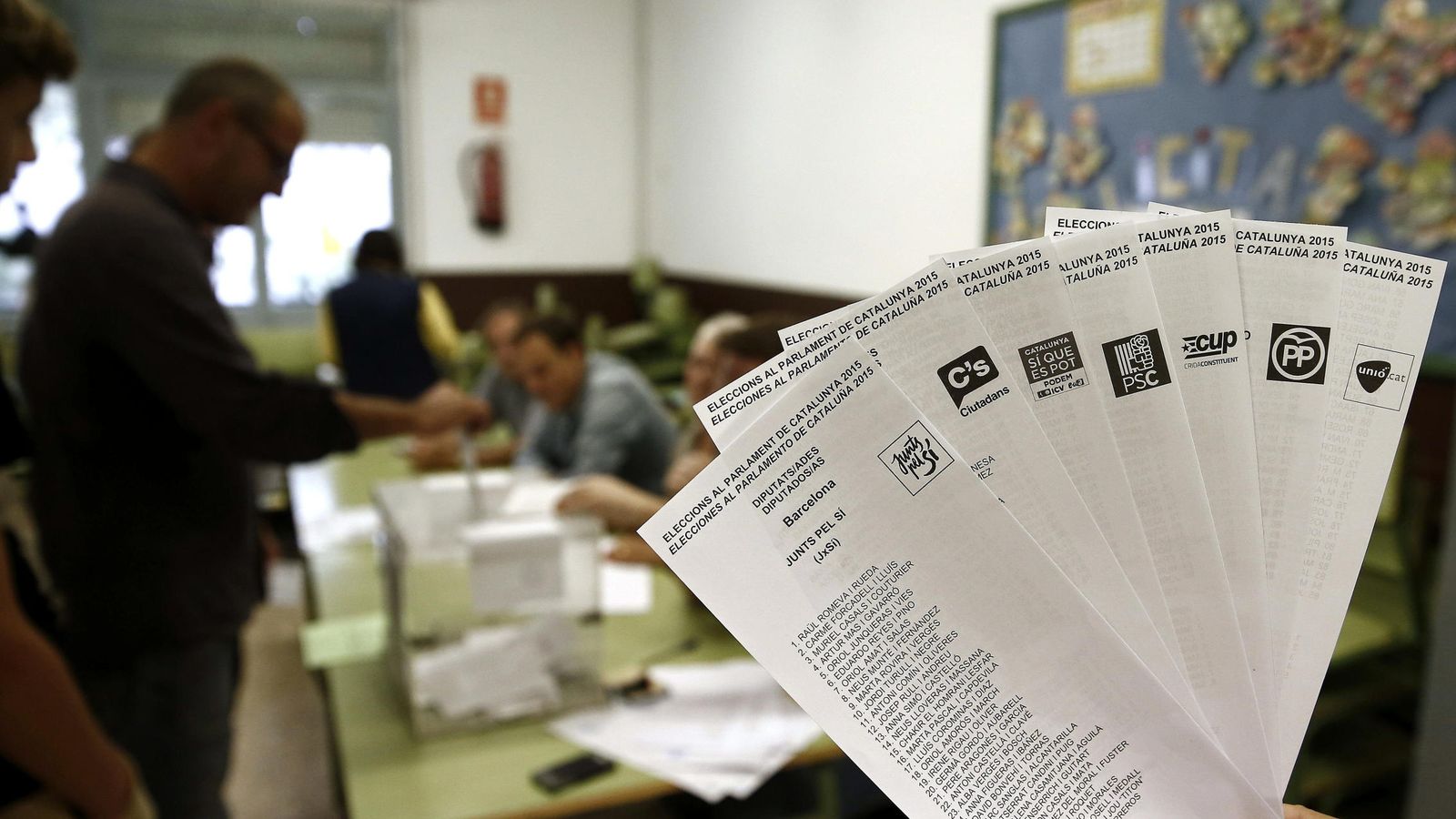 Foto: Una persona muestra las papeletas de los diferentes partidos en las últimas elecciones al Parlamento catalán. (EFE)