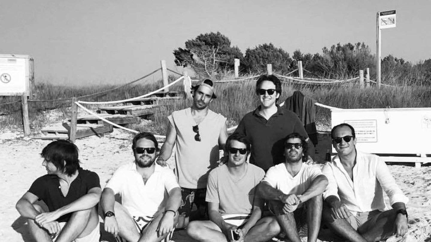 Aznar Botella con sus amigos, este verano en Ibiza.
