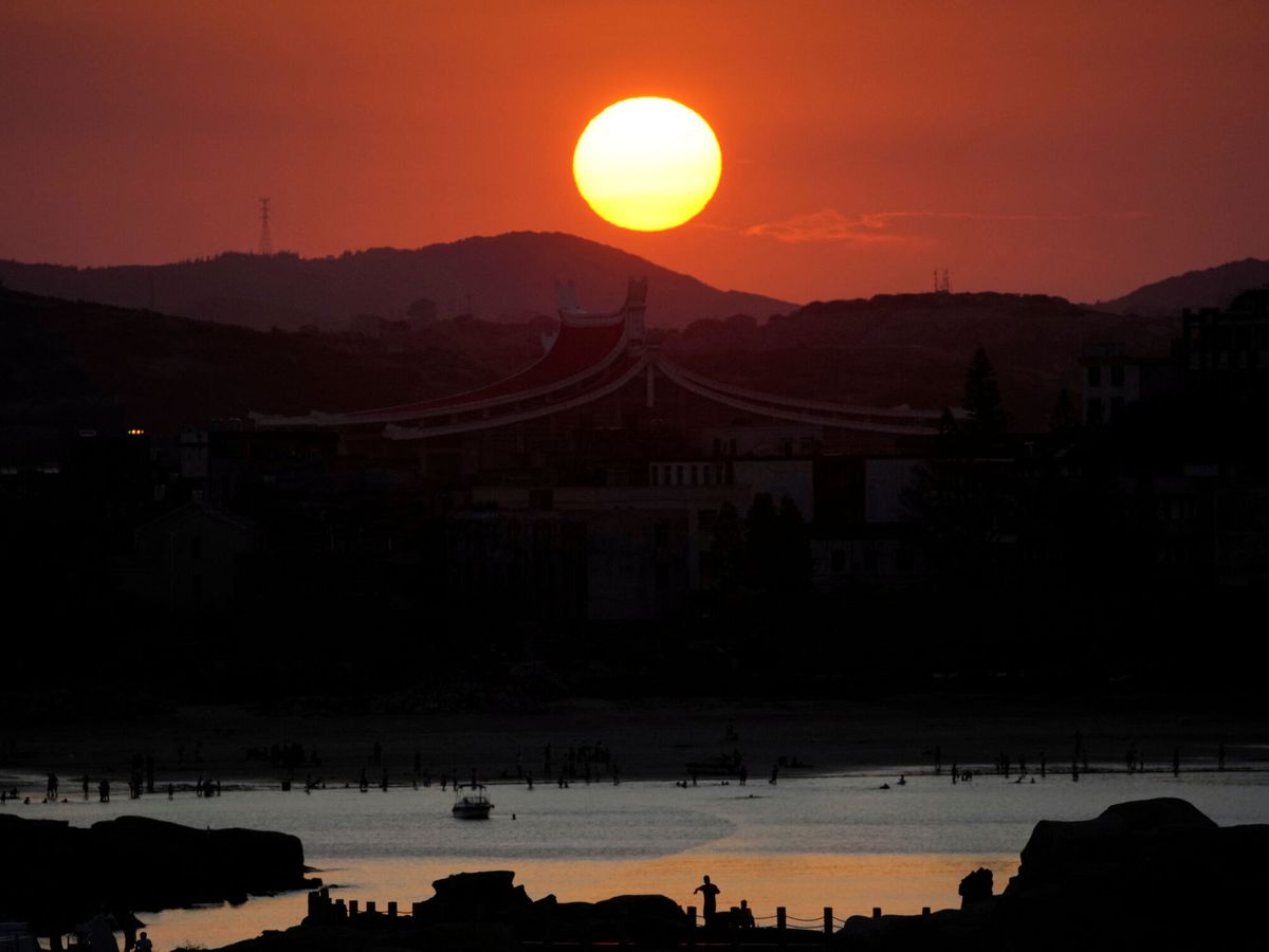 Foto: Puesta de sol en Pingtan, uno de los puntos más cercanos de la China continental a Taiwán. (Reuters/Aly Song)