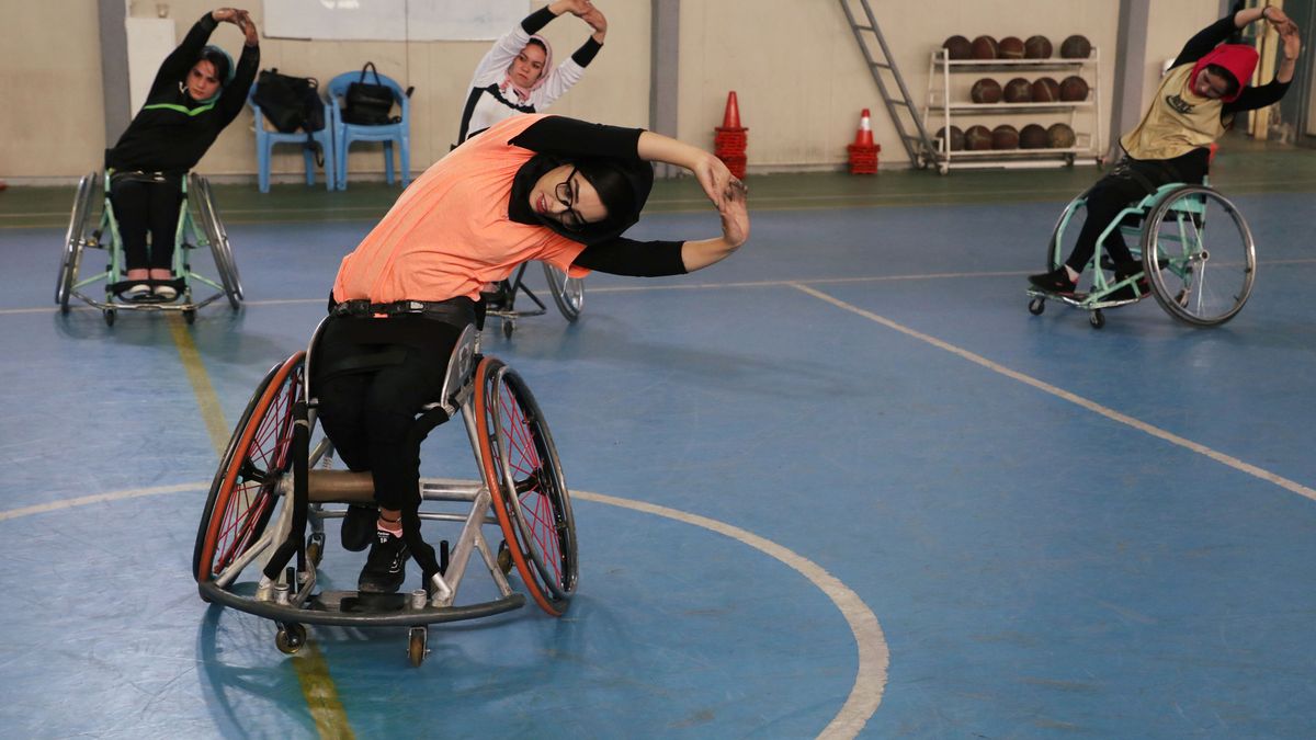 La capitana de la selección paralímpica de baloncesto de Afganistán deja Kabul en un avión español