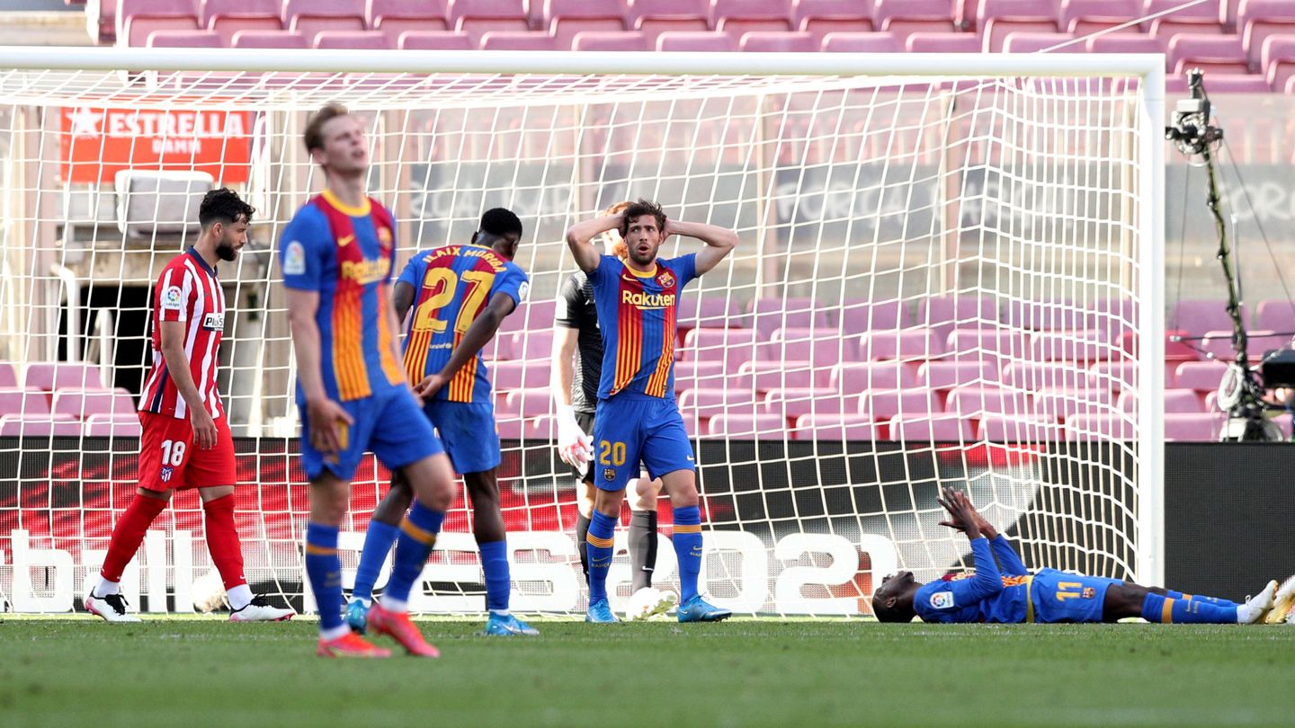 Los jugadores del Barça se lamentan tras la ocasión fallada por Dembélé. (Reuters)