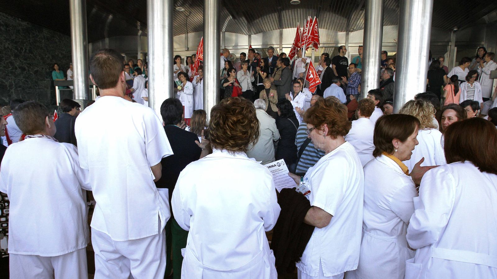 Foto: Trabajadores del hospital Ramón y Cajal, en una protesta en mayo de 2012. (EFE)