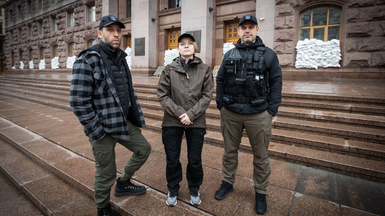 Foto: Los responsables de la 'app' Kiev Digital, frente al ayuntamiento de la ciudad. (Cedida)