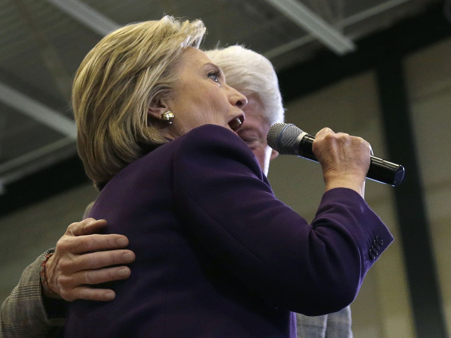 Hillary Clinton en un acto de campaña junto a su marido, Bill (Gtres)