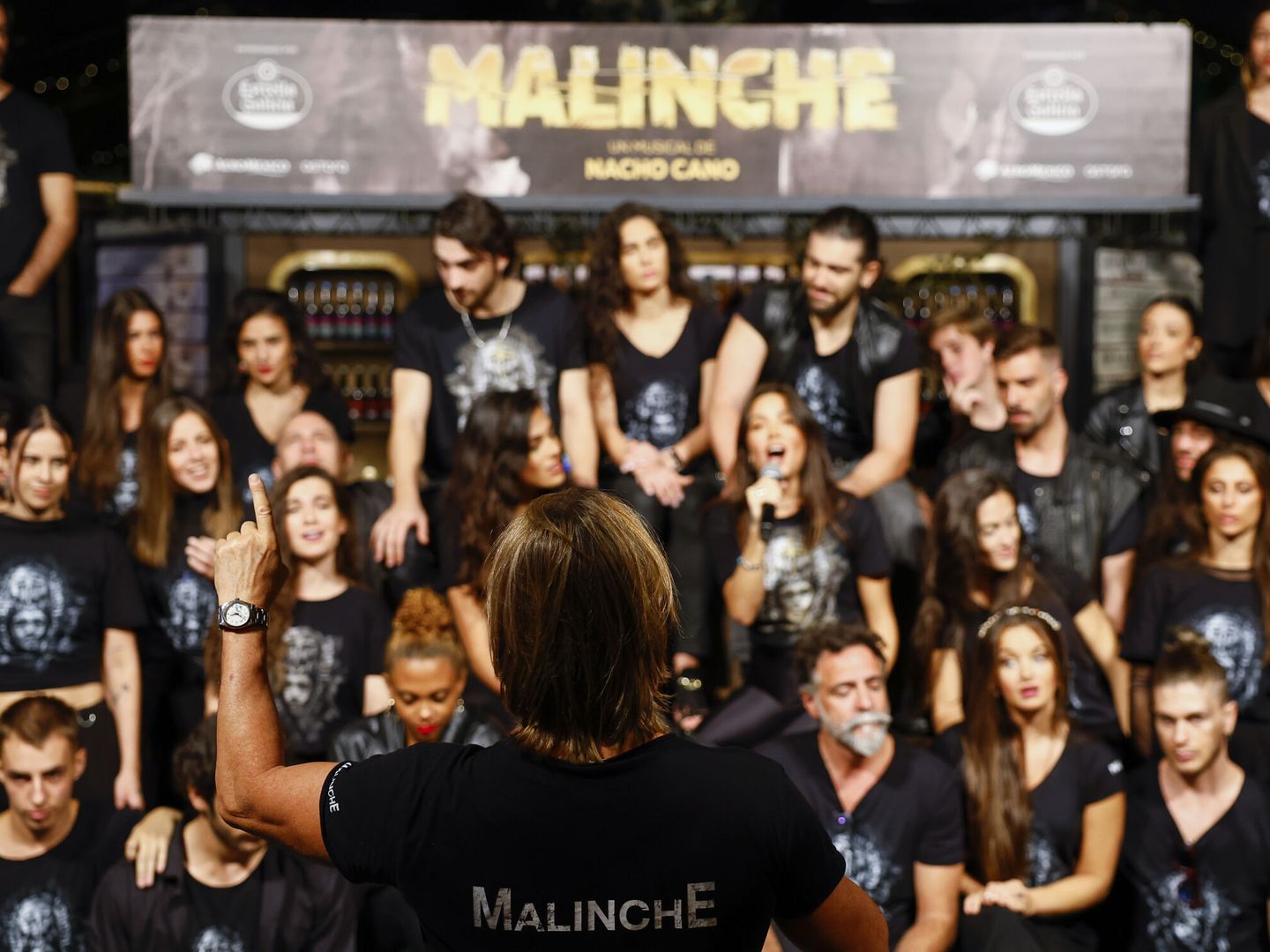 El músico Nacho Cano (de espaldas) dirige al elenco de su nuevo espectáculo, 'Malinche'. (EFE)