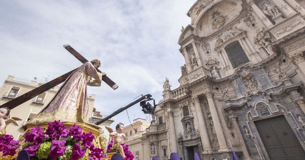 Foto: La procesión de 'los Salzillos' recorre las calles de Murcia en la mañana de Viernes Santo. (EFE)