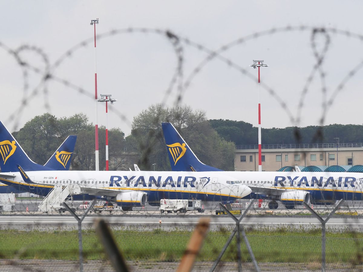 Foto: Dos aviones de Ryanair en el aeropuerto de Roma-Ciampino. (Reuters)