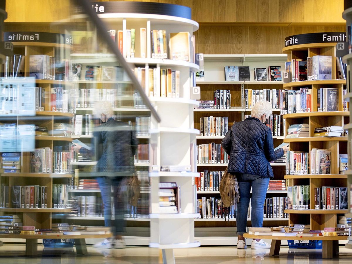 Foto: Un cliente en una librería. (EFE/Koen Van Weel)