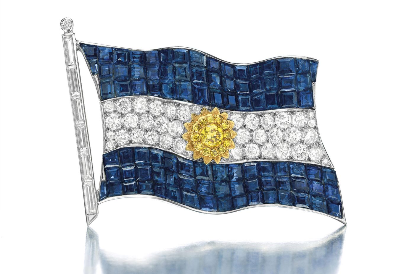 Broche de piedras preciosas en forma de bandera argentina (Gtres)