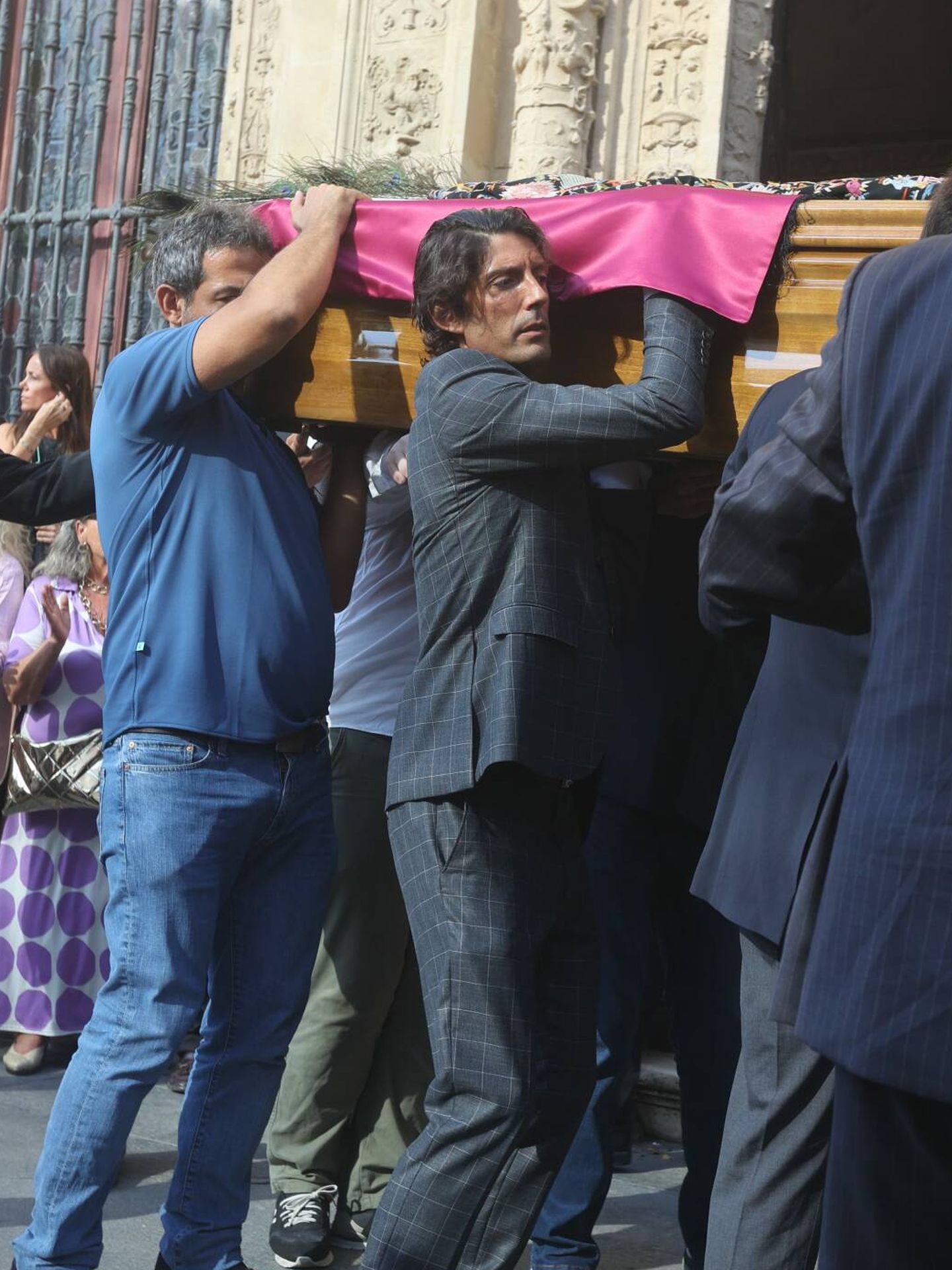 Alejandro Jiménez porta el ataúd de su madre. (Cordon Press)