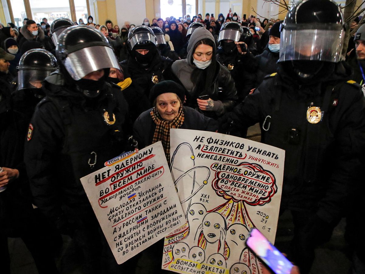 Foto: La activista Yelena Osipova, escoltada por policías en una manifestación en Rusia contra la guerra. (Reuters/Stringer)