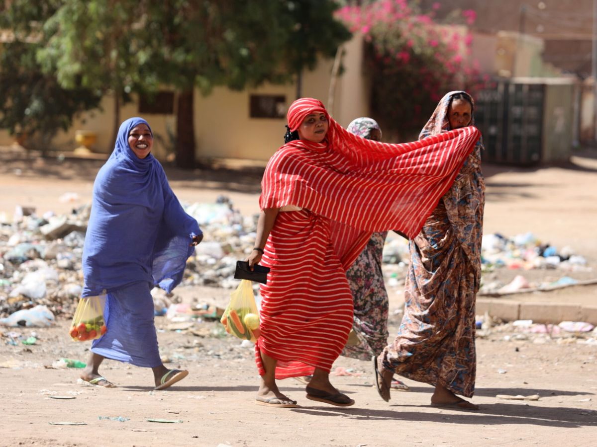 Foto: Mujeres sudanesas caminan por una calle de Jartúm, Sudán. (EFE/EPA)