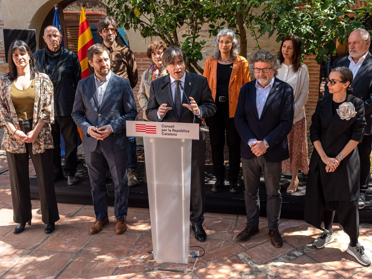 Foto: Lluís Llach, a la izquierda, cuando lo presentaron como miembro del Consell de la República. (EFE/David Borrat)