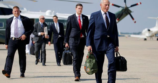 Foto: El nuevo jefe de gabinete, J. Kelly, a punto de embarcar a bordo del Air Force One desde la base aérea de Maryland. (Reuters)