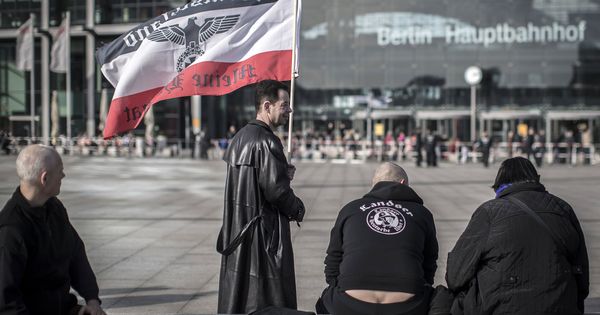 Foto: Activistas de ultraderecha con una bandera del Tercer Reich se manifiestan en Berlín, el 4 de marzo de 2017. (Reuters)