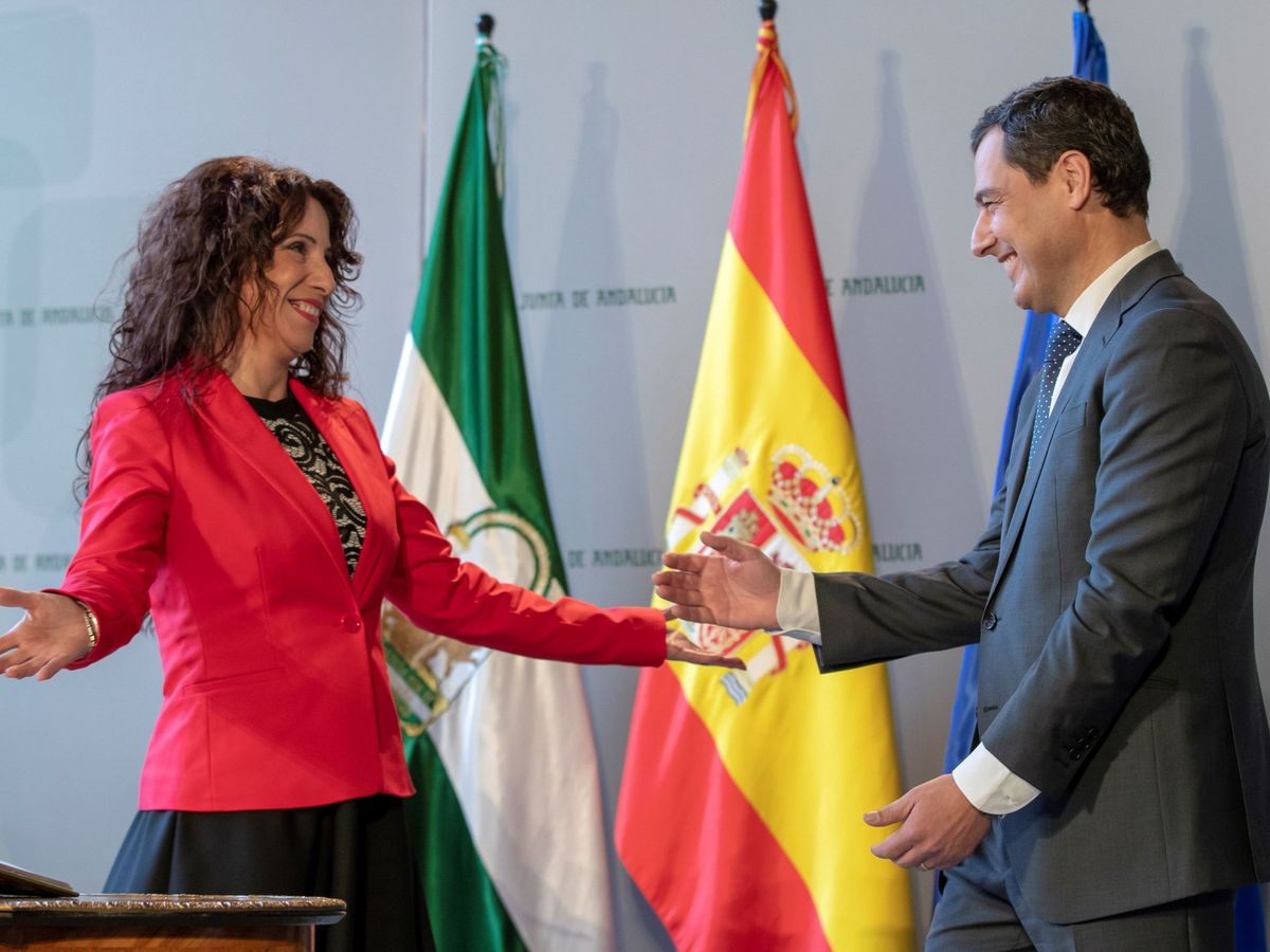 Foto: Rocío Ruiz y Juanma Moreno en la toma de posesión de la onubense como consejera de Igualdad. (EFE)