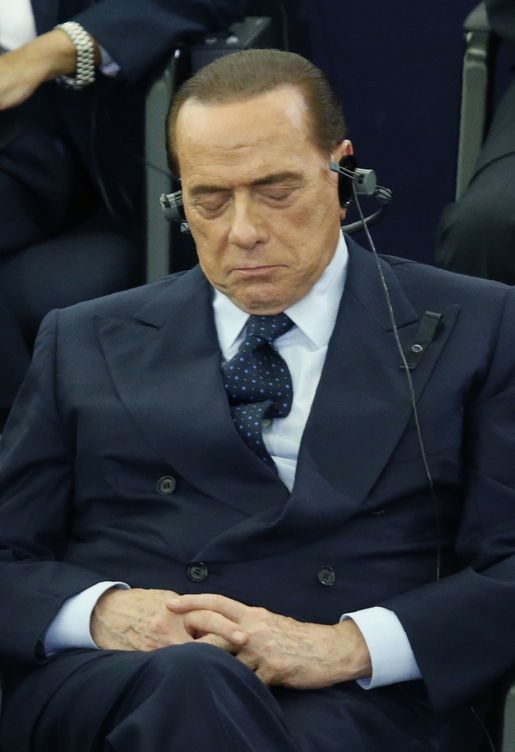Silvio Berlusconi echa una cabezadita en el funeral de Helmut Kohl. (Reuters)