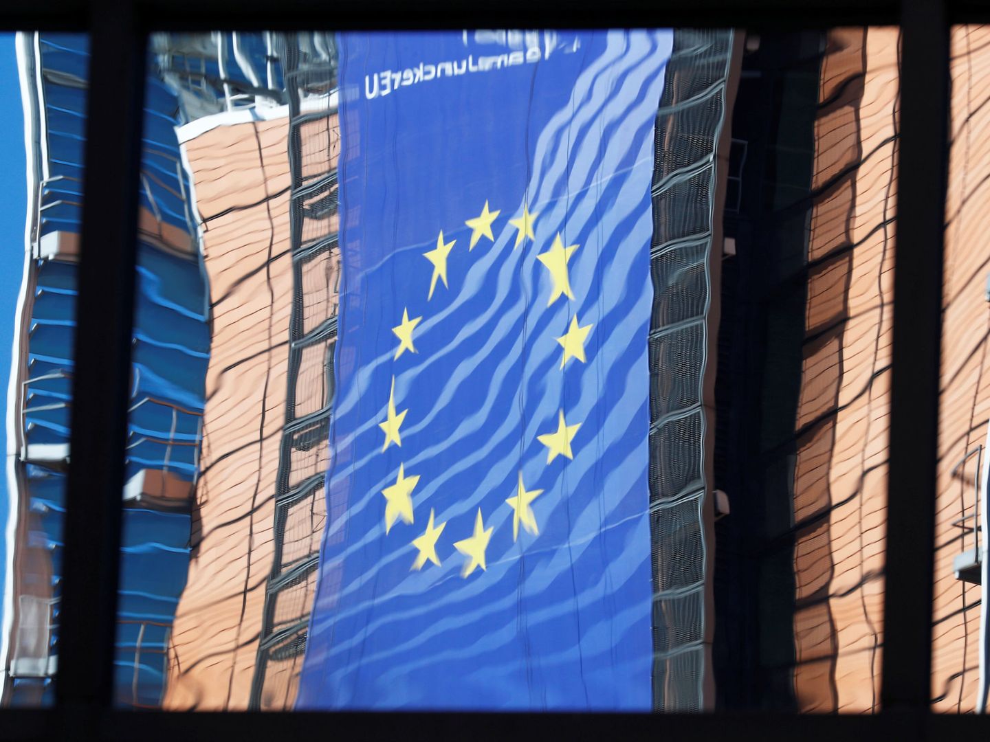 Reflejo de la sede de la Comisión Europea en la plaza Schuman de Bruselas. (Reuters)