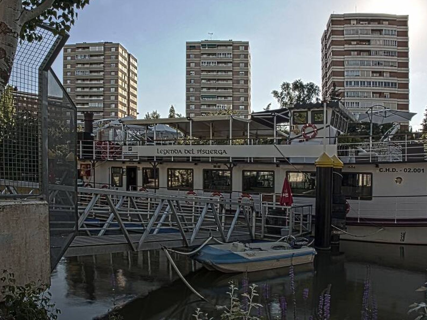 El barco de Valladolid, una ciudad de interior con playa artificial. (La Leyenda del Pisuerga)
