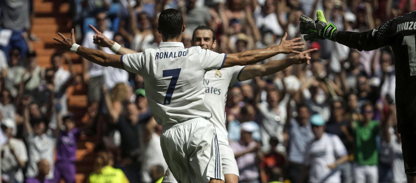 Cristiano se abraza a Bale tras abrir el marcador ante Osasuna (EFE)