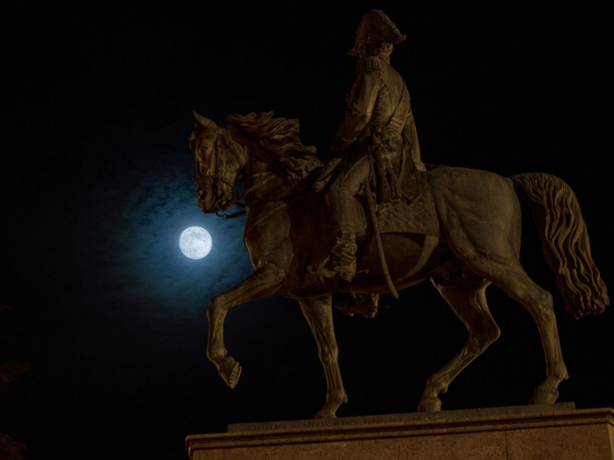 Foto: Luna llena de noviembre: a qué hora ver mejor y qué significa la Luna del Castor (EFE/Raquel Manzanares)