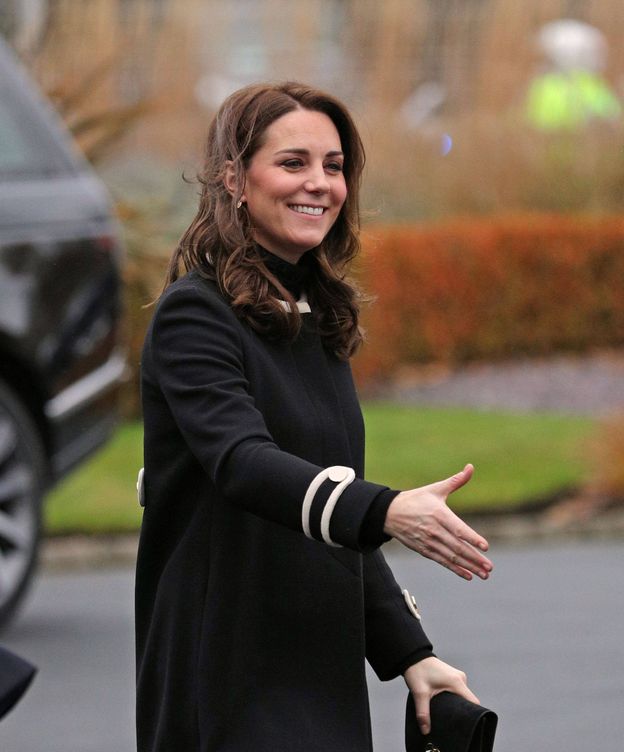 Foto: Kate Middleton con su abrigo de 725 euros en Birmingham. (Gtres)