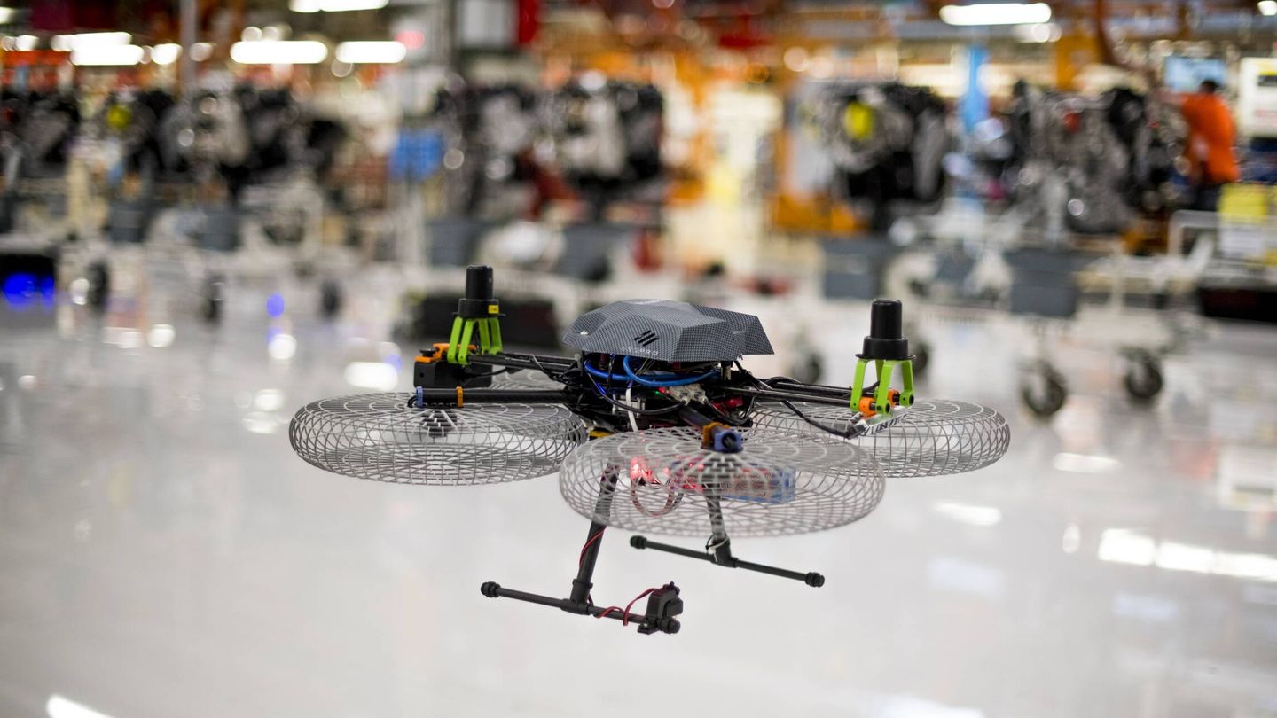 Los ensayos enseñan a los drones a esquivar obstáculos mientras siguen las rutas de suministro dentro de la fábrica.